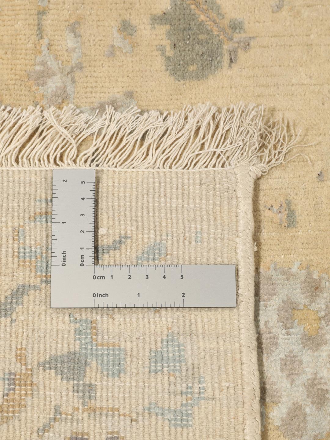 Håndknyttet indisk tæppe med moderne design i beige