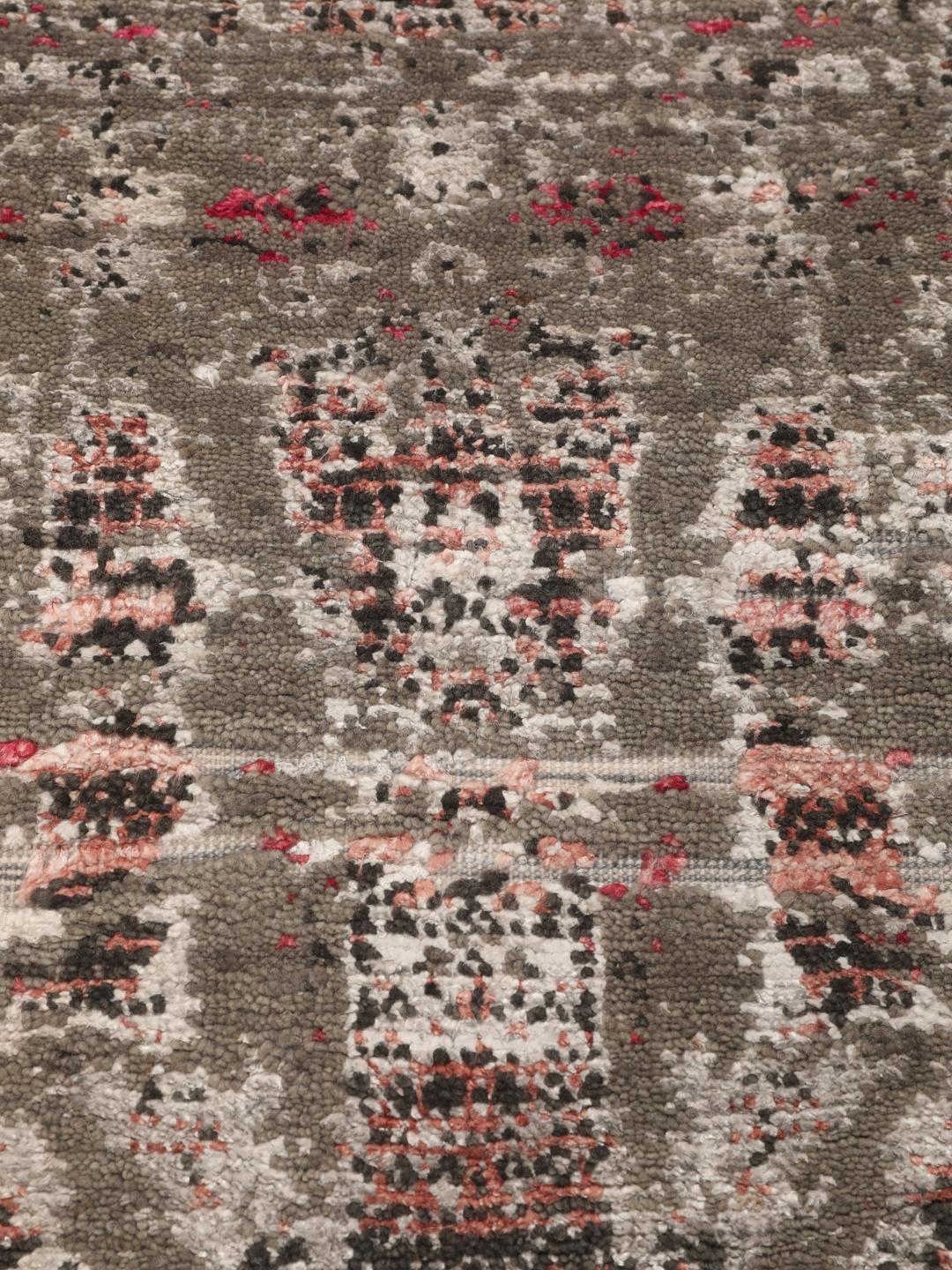 Et moderne håndknyttet tæppe fra Indien med et gråt og pink abstrakt design.