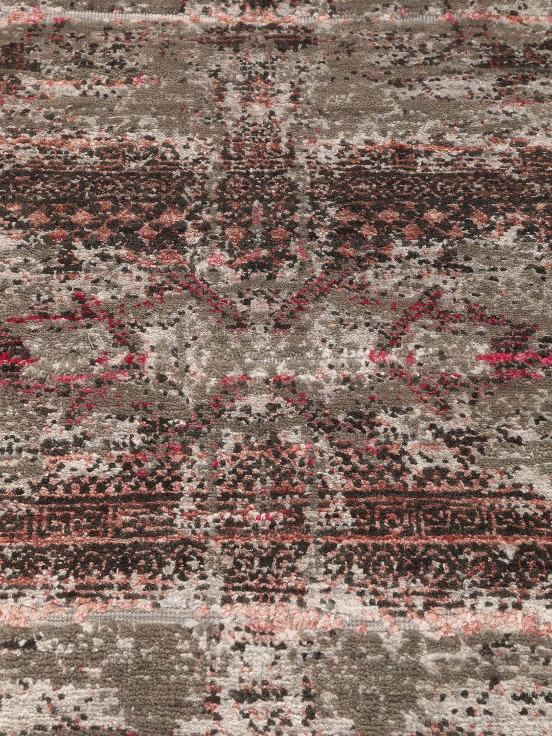 Et moderne håndknyttet tæppe fra Indien med et gråt og pink abstrakt design.