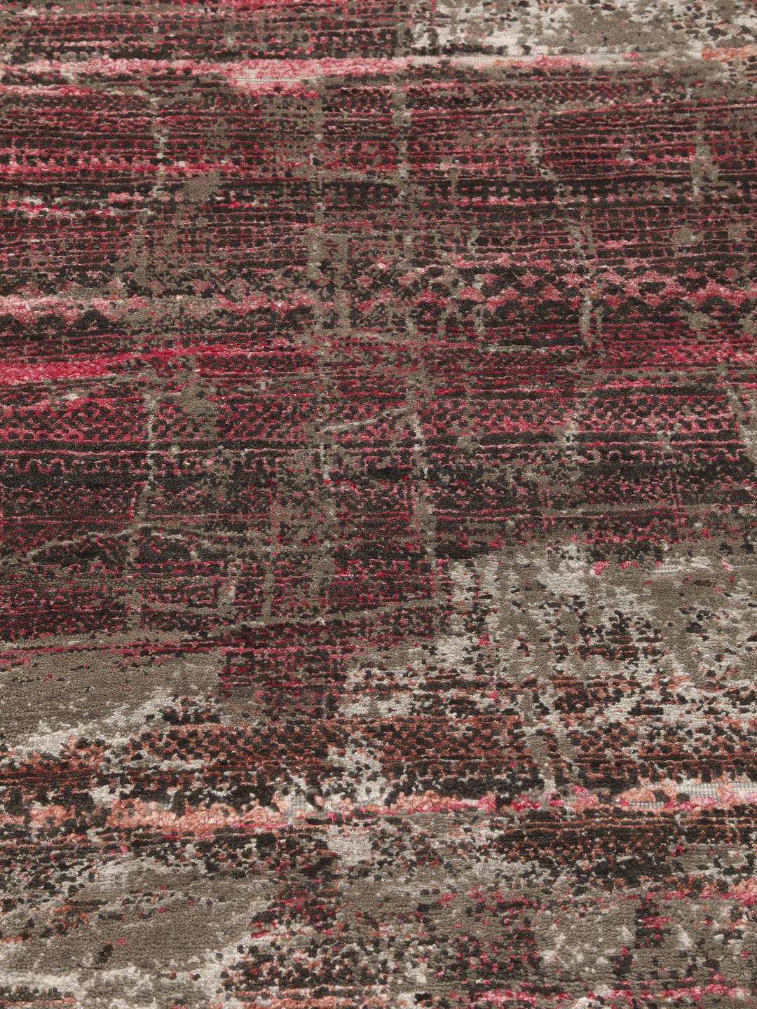 Et moderne håndknyttet tæppe fra Indien med et gråt og pink abstrakt design.