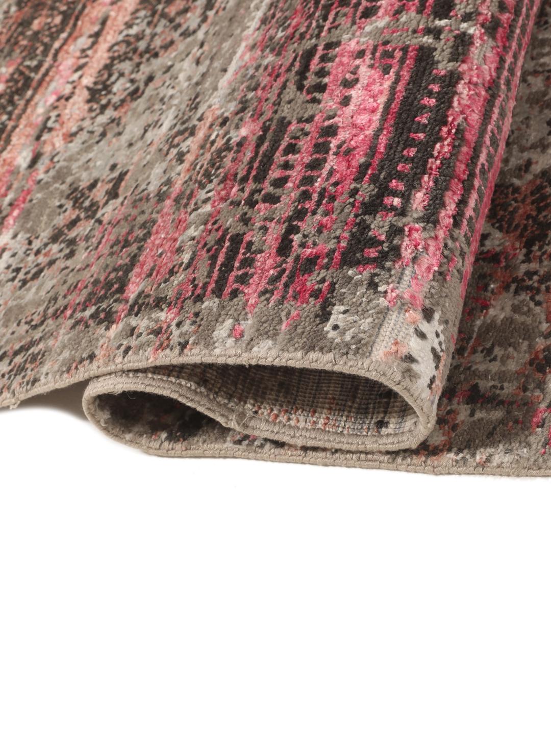 Et moderne håndknyttet tæppe fra Indien med et gråt og pink abstrakt design.