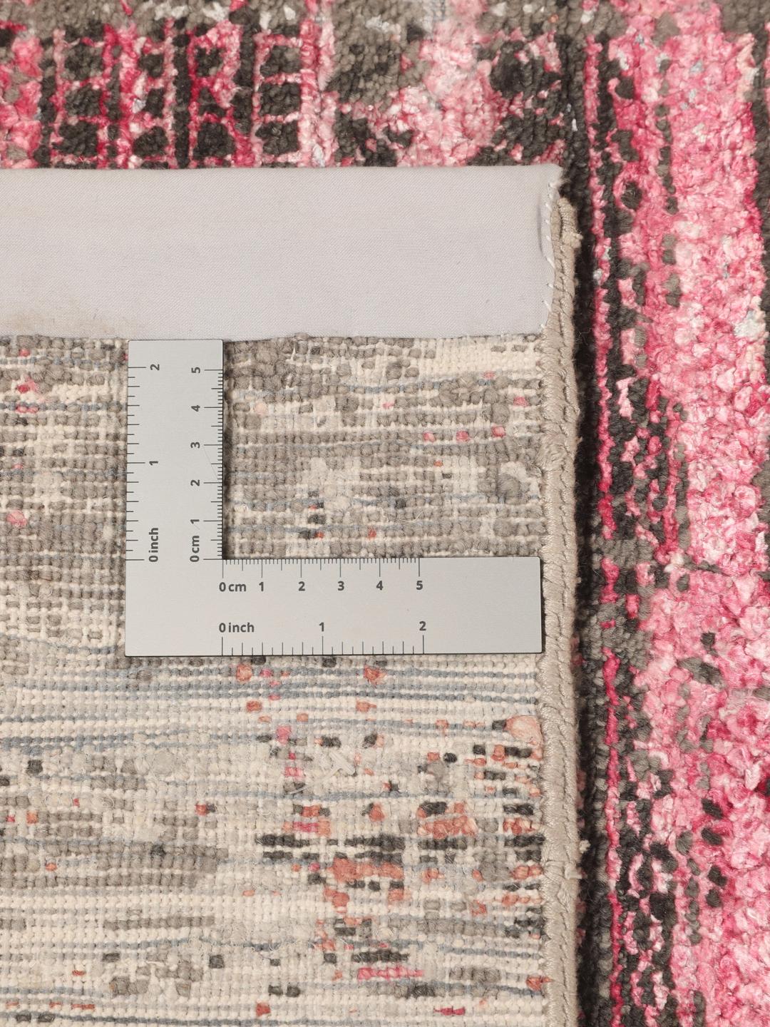 Et moderne håndknyttet tæppe fra Indien med et gråt og pink abstrakt design.