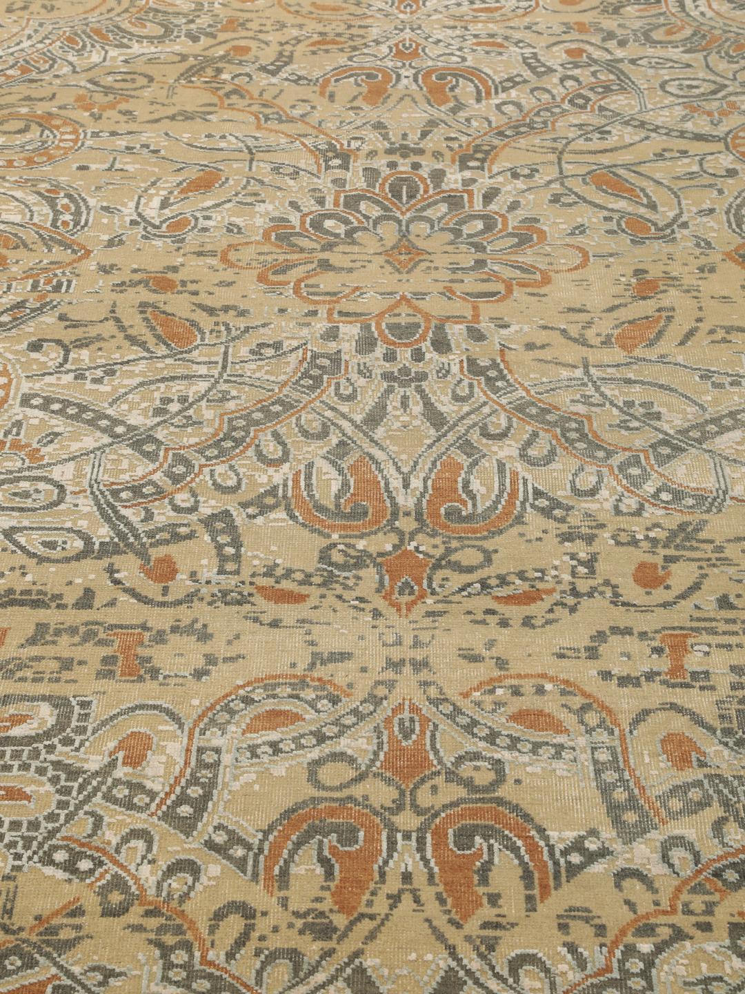 Håndknyttet indisk tæppe med et moderne blomstermønster i beige og orange toner.