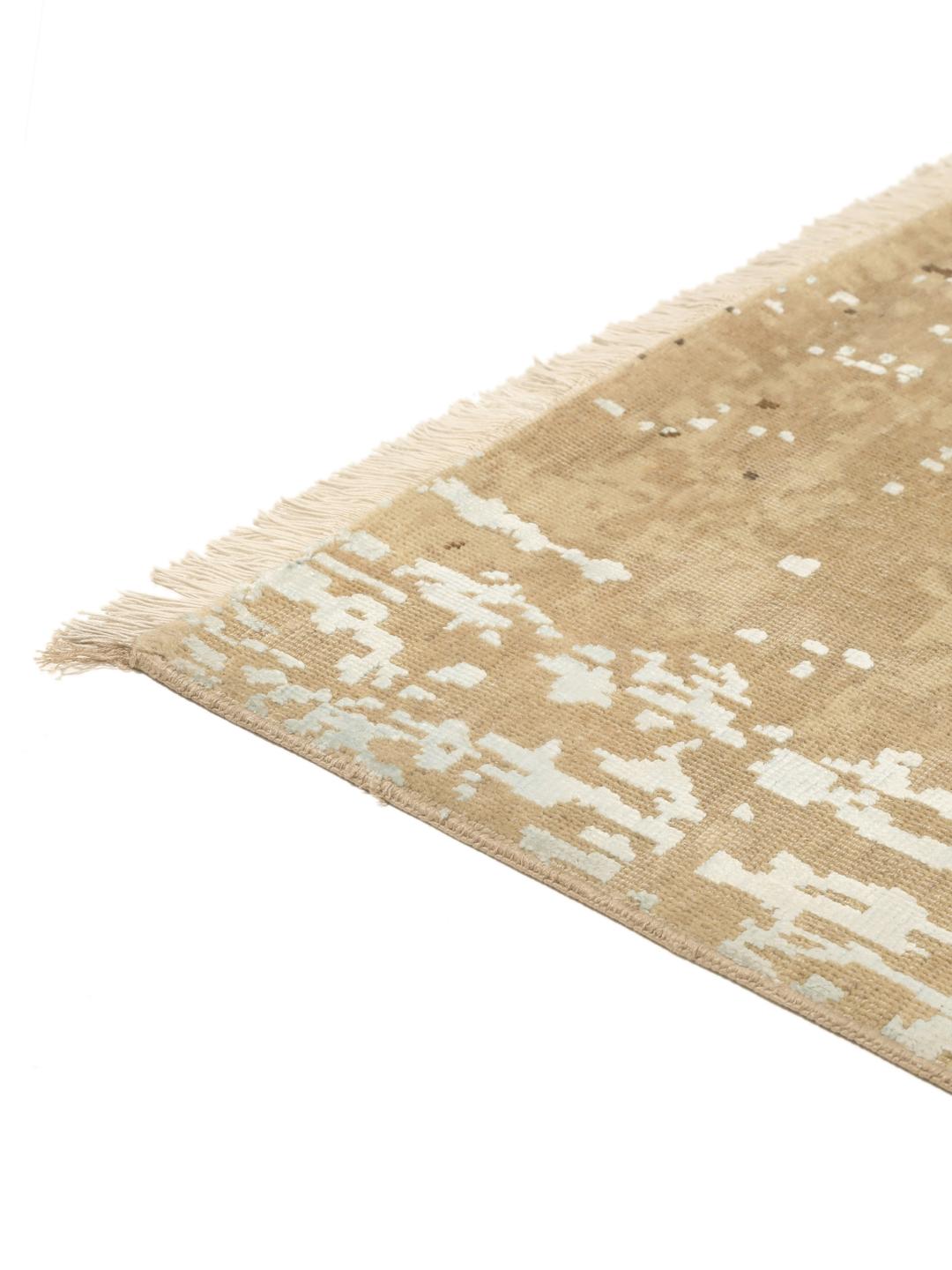 Håndknyttet moderne tæppe fra Indien med et slidt blomstermønster i beige, brun og blå.