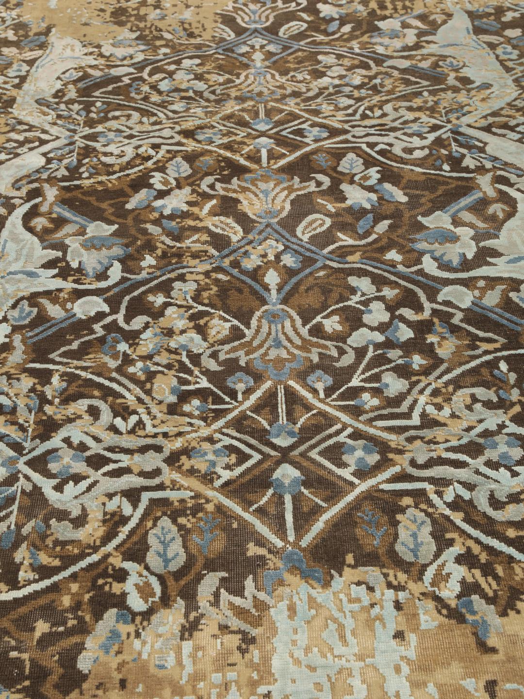 Håndknyttet moderne tæppe fra Indien med et slidt blomstermønster i beige, brun og blå.