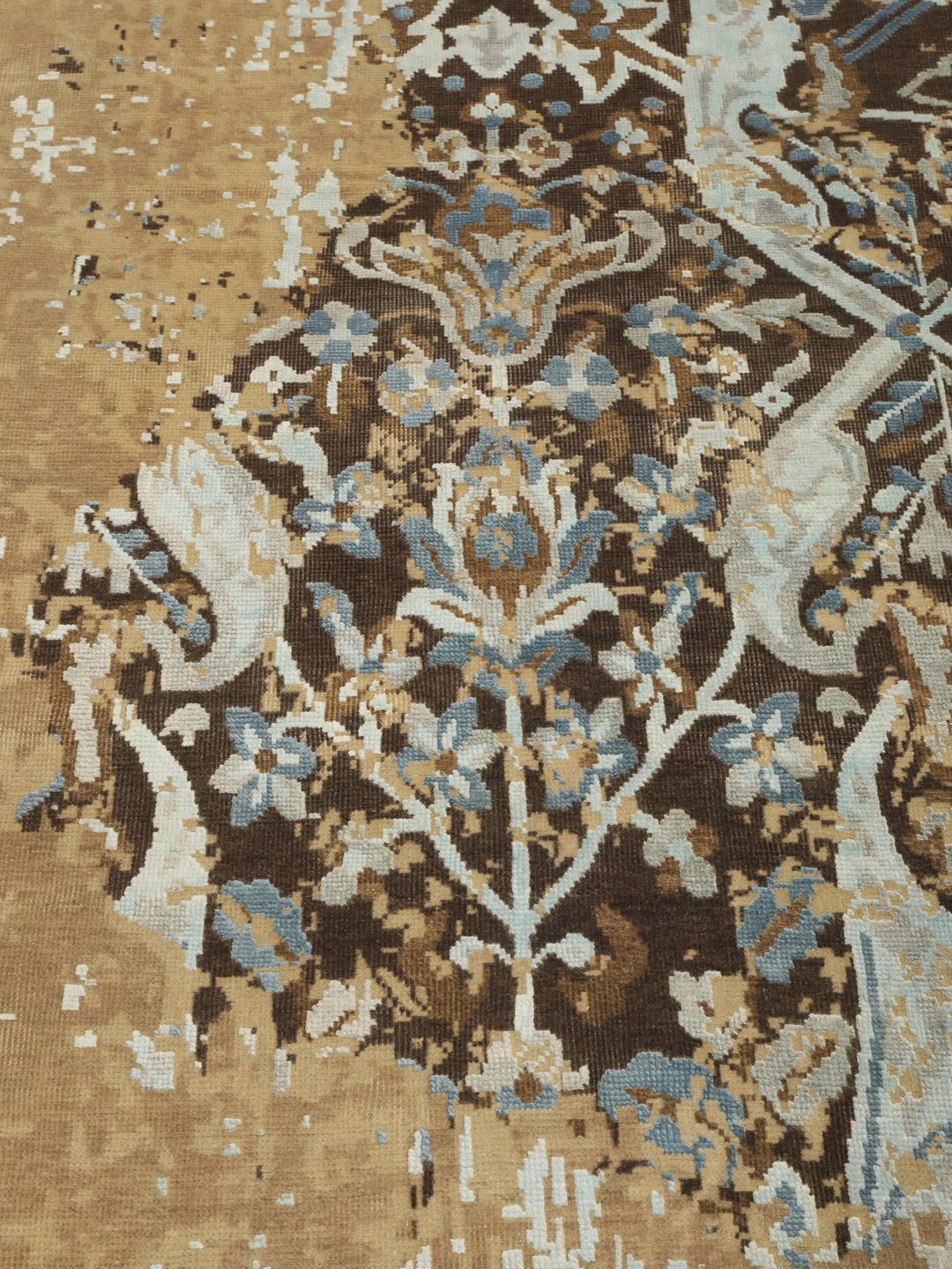 Håndknyttet moderne tæppe fra Indien med et slidt blomstermønster i beige, brun og blå.
