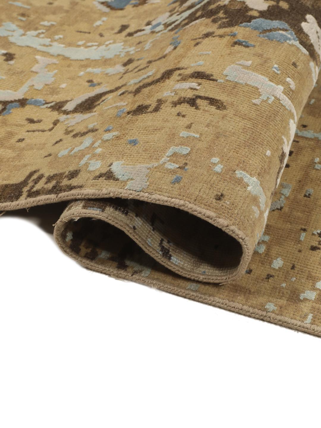 Håndknyttet moderne tæppe fra Indien med et slidt blomstermønster i beige, brun og blå.