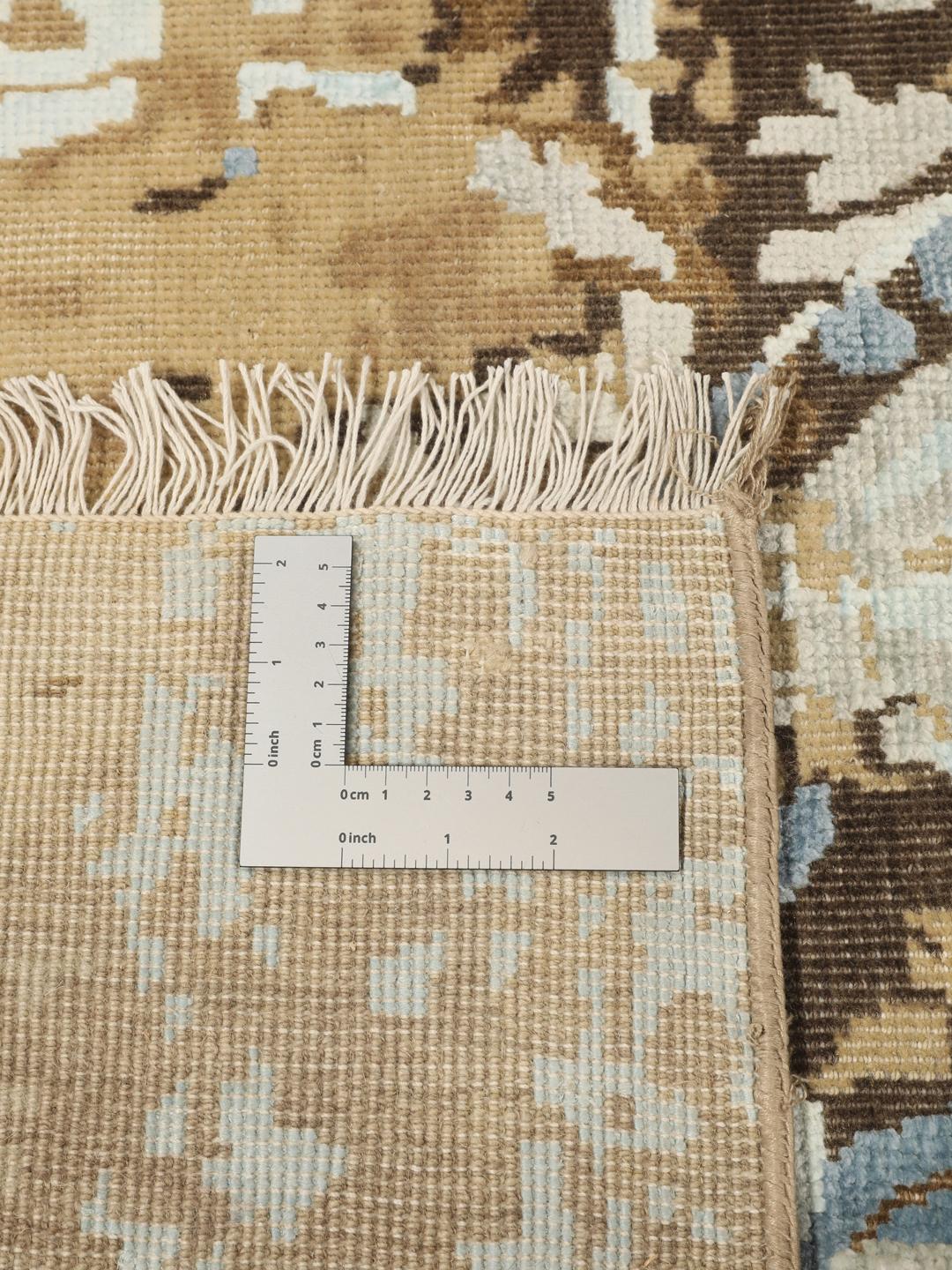 Håndknyttet moderne tæppe fra Indien med et slidt blomstermønster i beige, brun og blå.
