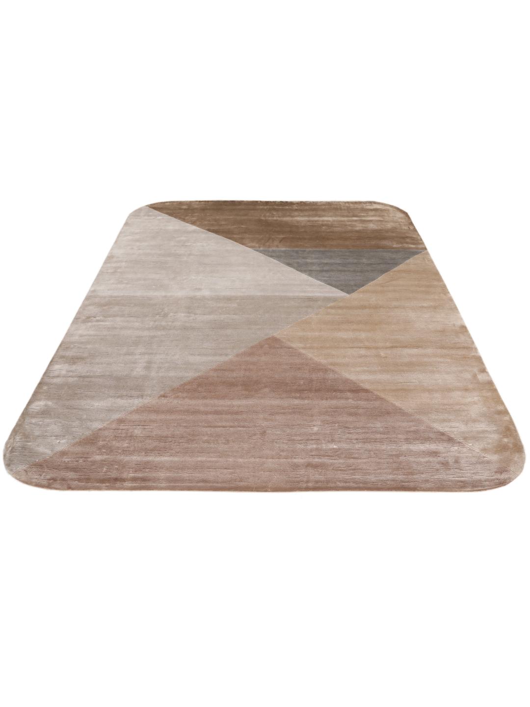 Handgeknoopt modern tapijt uit India in beige en grijze tinten.