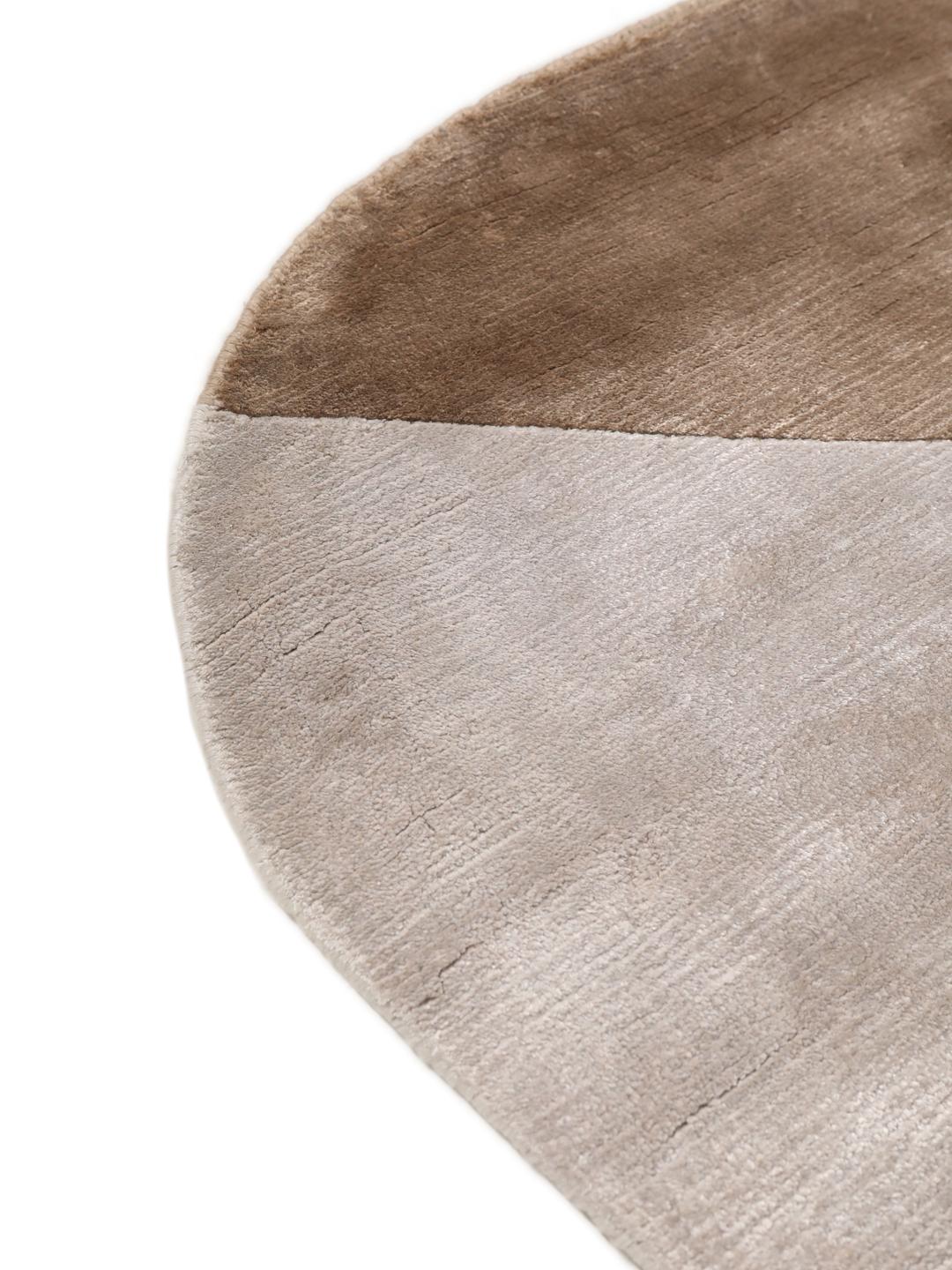 Handgeknoopt modern tapijt uit India in beige en grijze tinten.