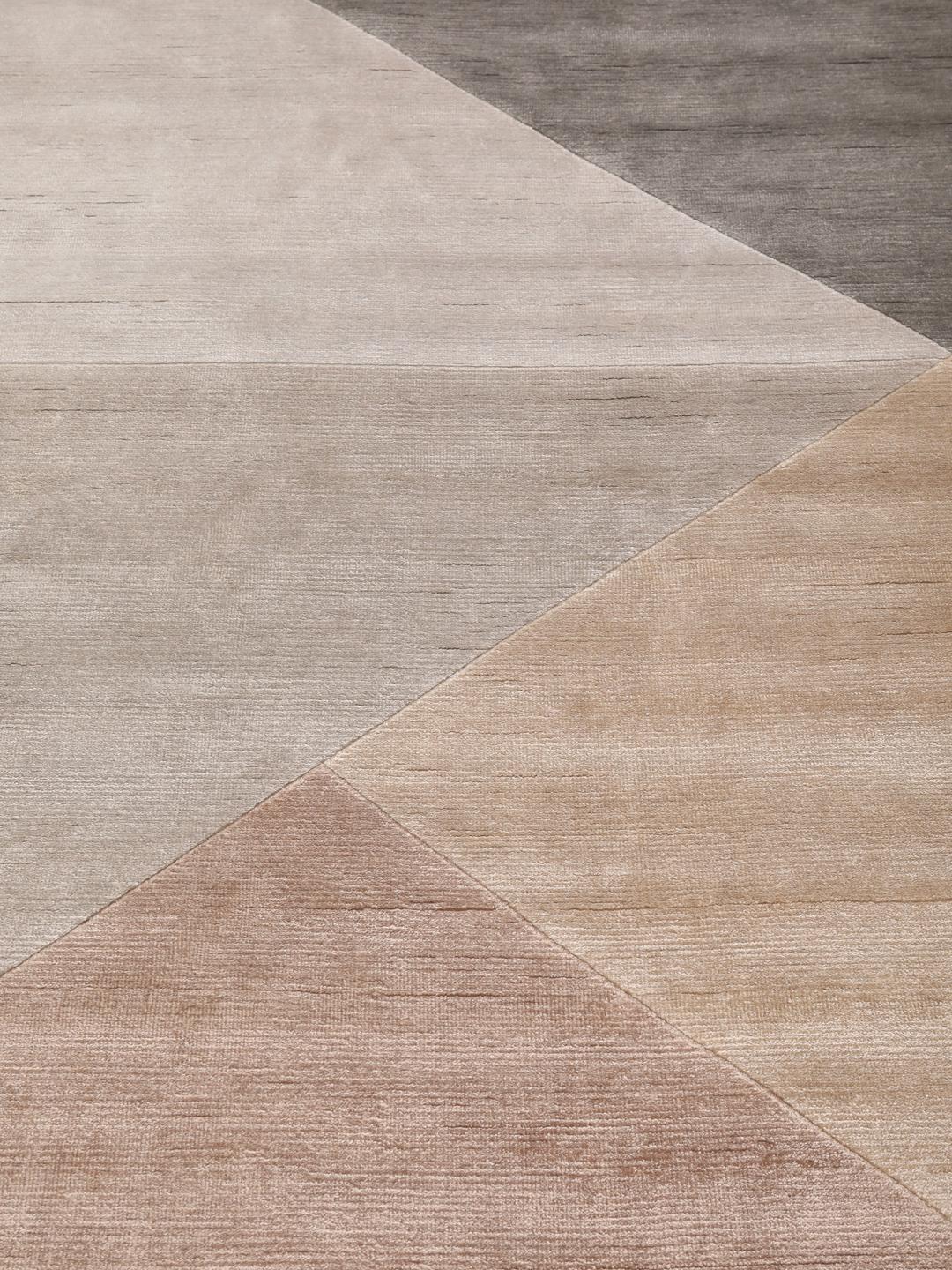 Handgeknoopt modern tapijt uit India in beige en grijze tinten.