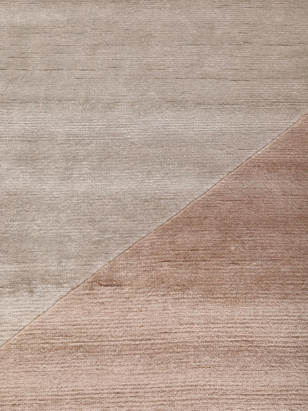 Handgeknoopt modern tapijt uit India in beige en grijze tinten.