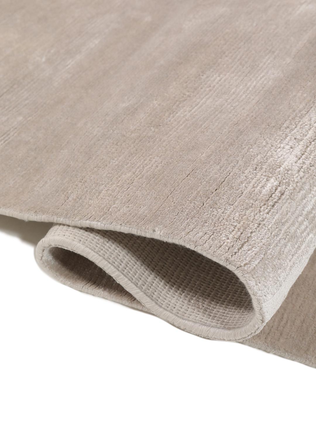 Handgeknoopt modern tapijt uit India in beige en grijze tinten.