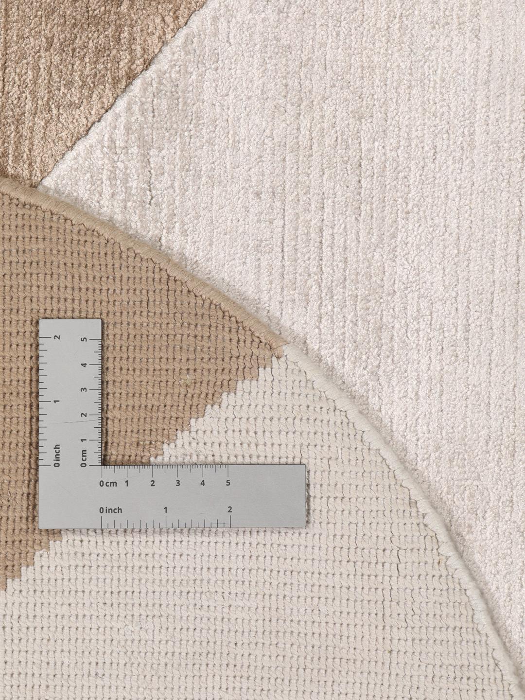 Handgeknoopt modern tapijt uit India in beige en grijze tinten.