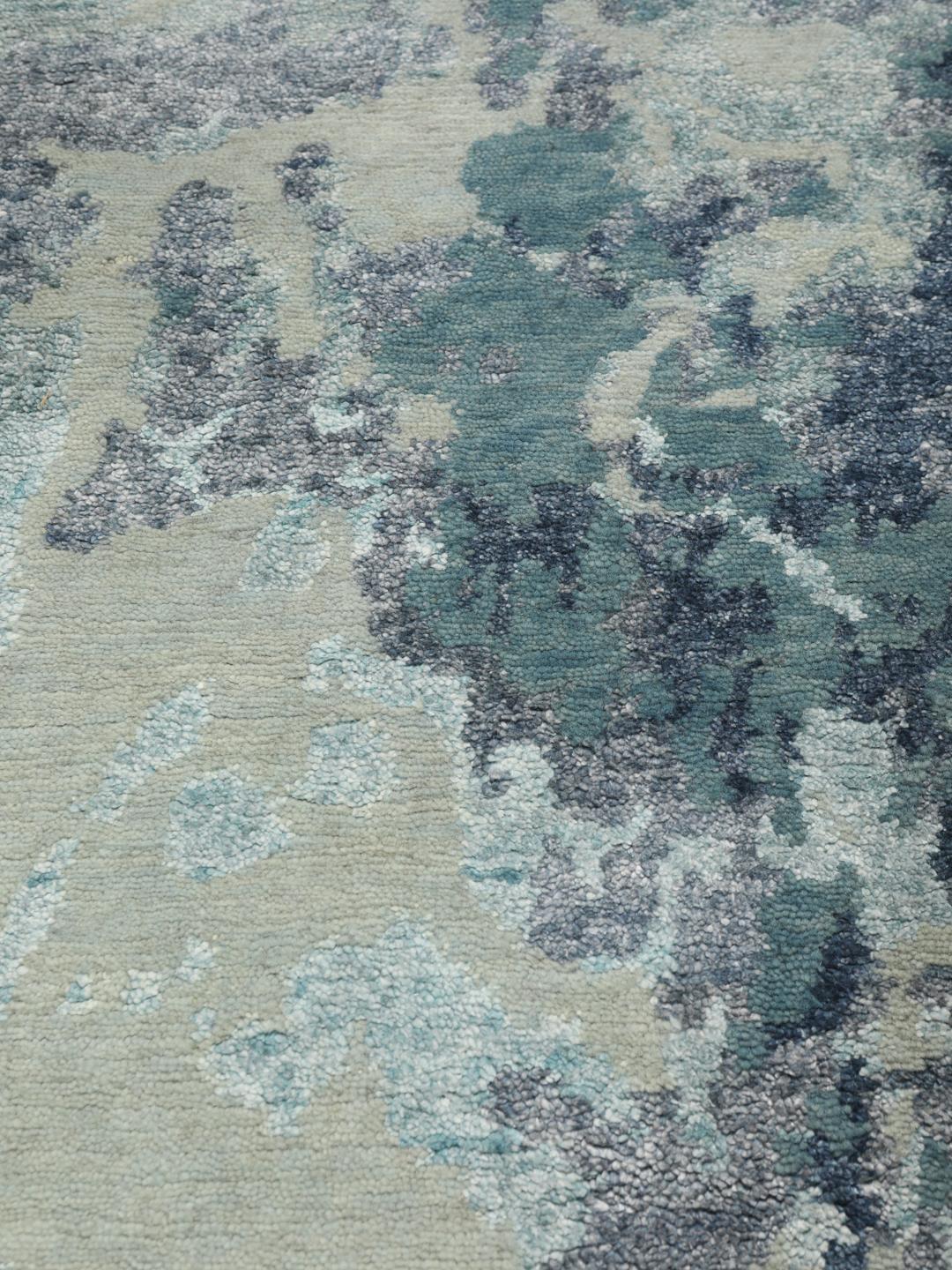 Et moderne håndknyttet tæppe fra Indien med et abstrakt blåt og beige mønster.