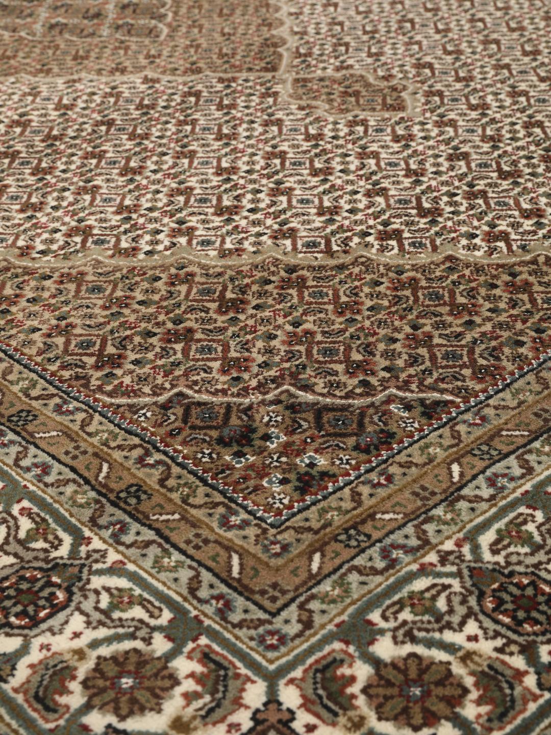 Ręcznie wiązany dywan Tabriz z Indii z beżowo-brązowym wzorem medalionu.