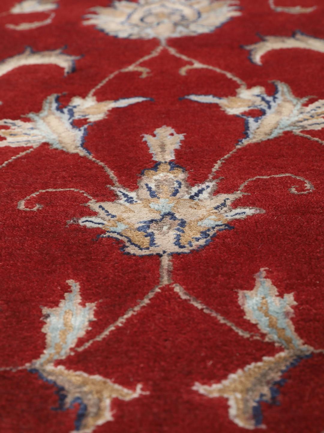 Ręcznie wiązany dywan Nain Indo z Indii o głębokim czerwonym tle i kremowych kwiatowych akcentach