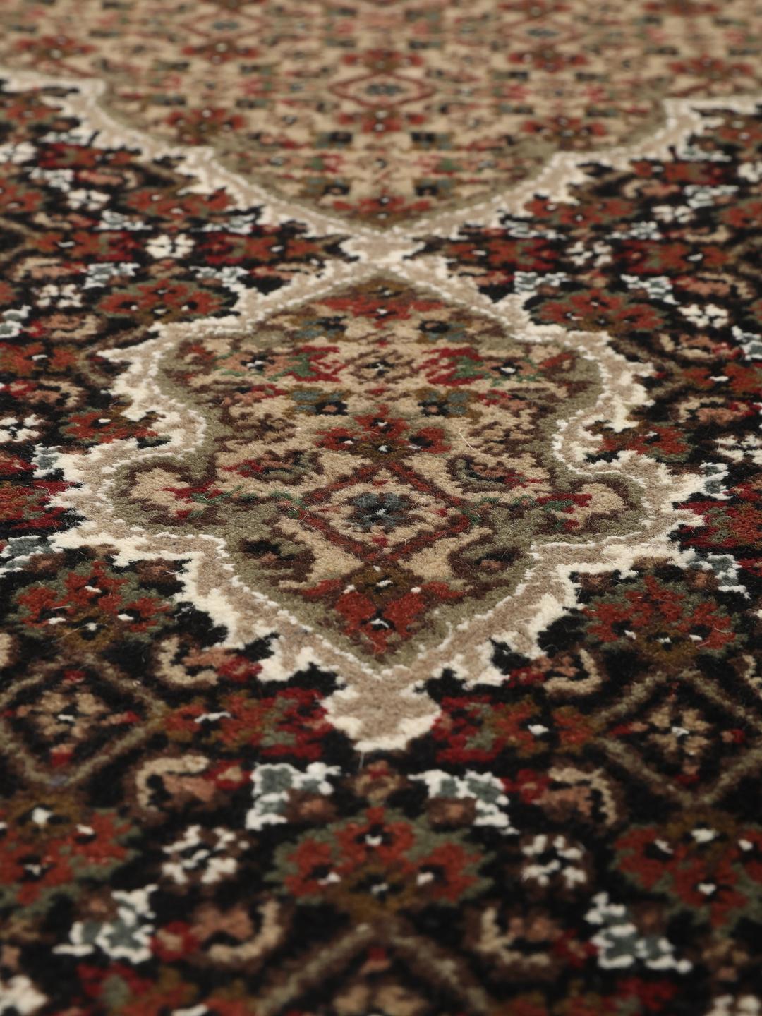 Ręcznie wiązany dywan Tabriz z Indii w odcieniach brązu i beżu.