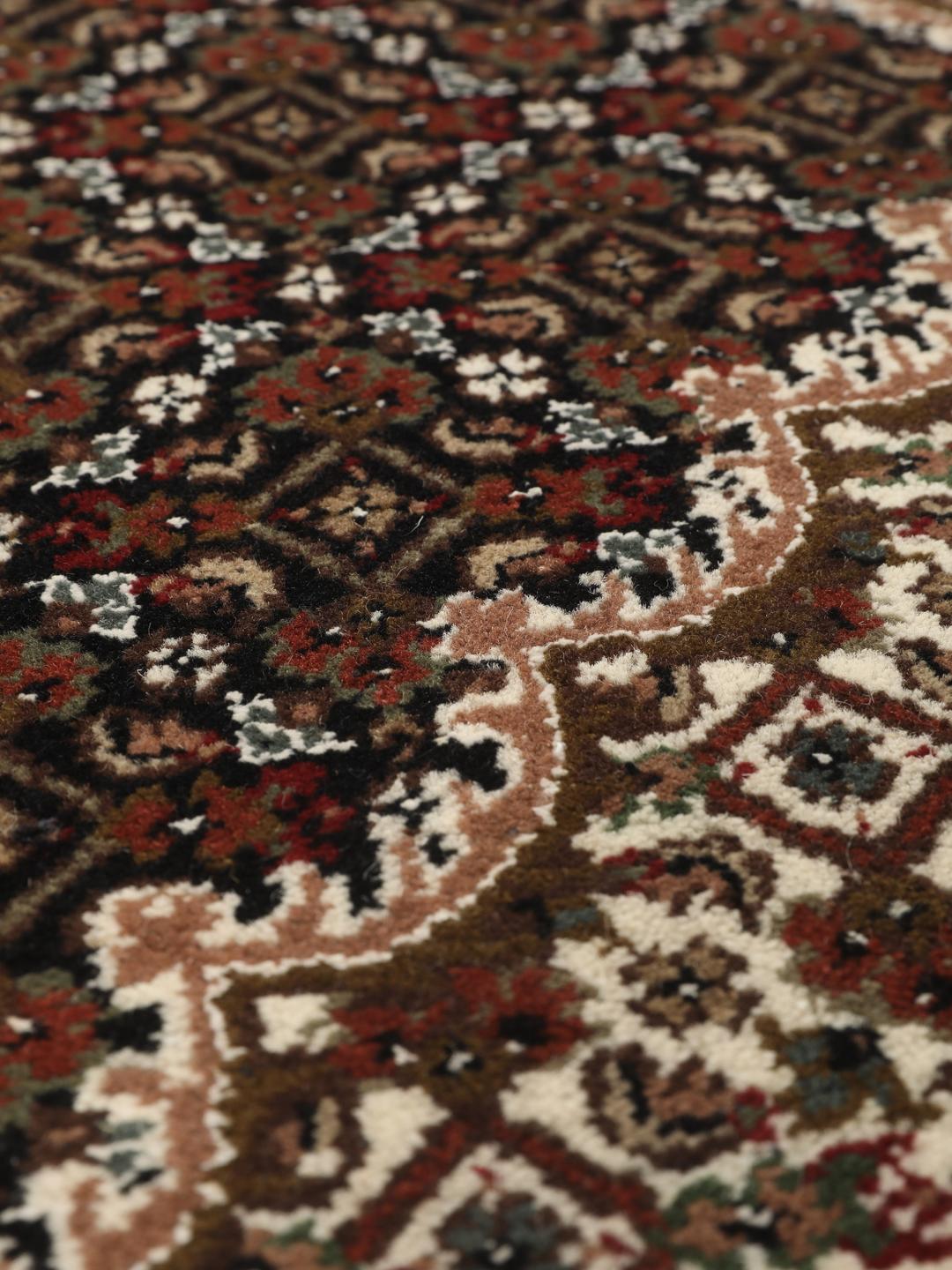 Ręcznie wiązany dywan Tabriz z Indii w odcieniach brązu i beżu.