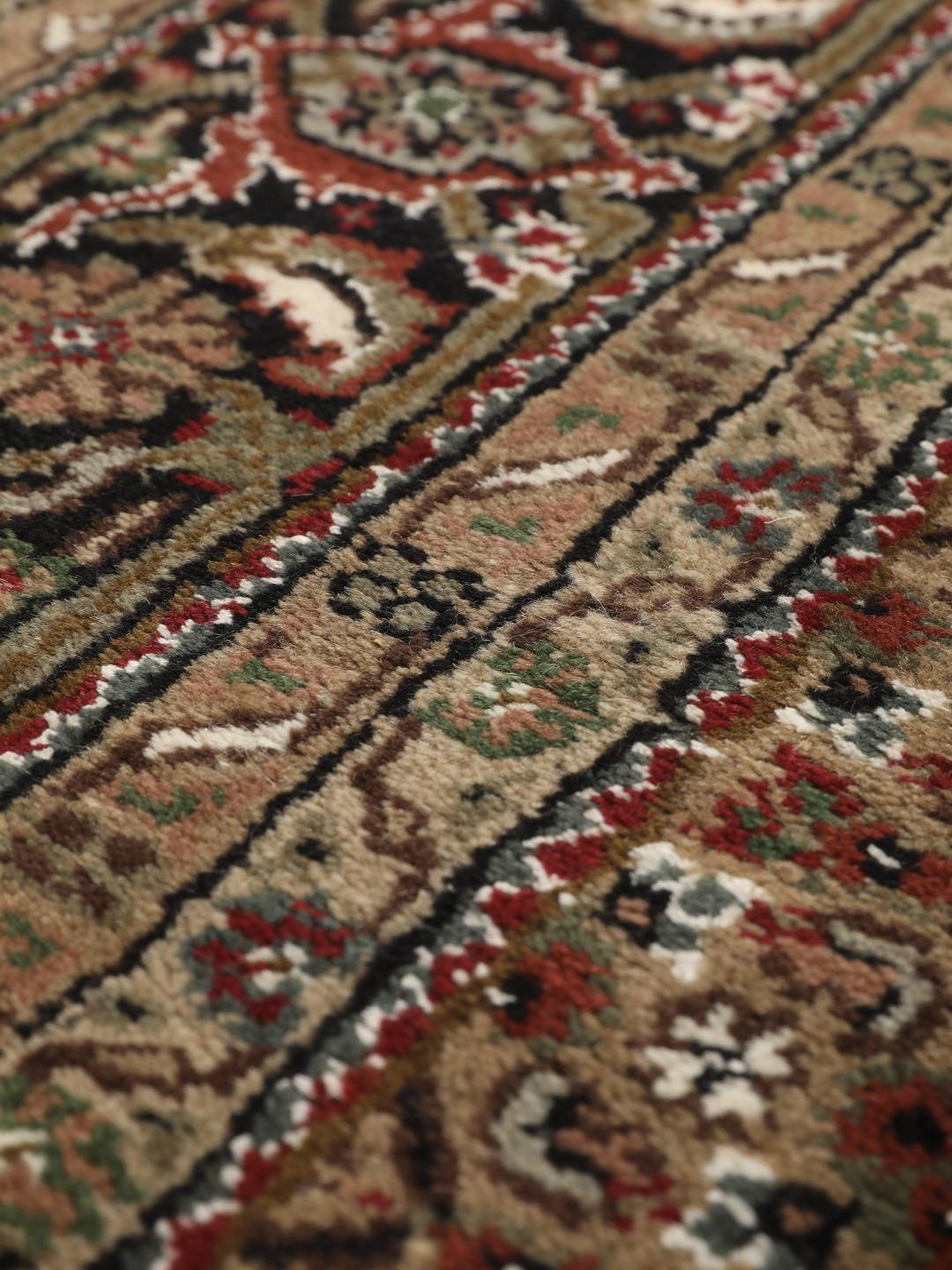 Ręcznie wiązany dywan Tabriz z Indii w odcieniach brązu i beżu.