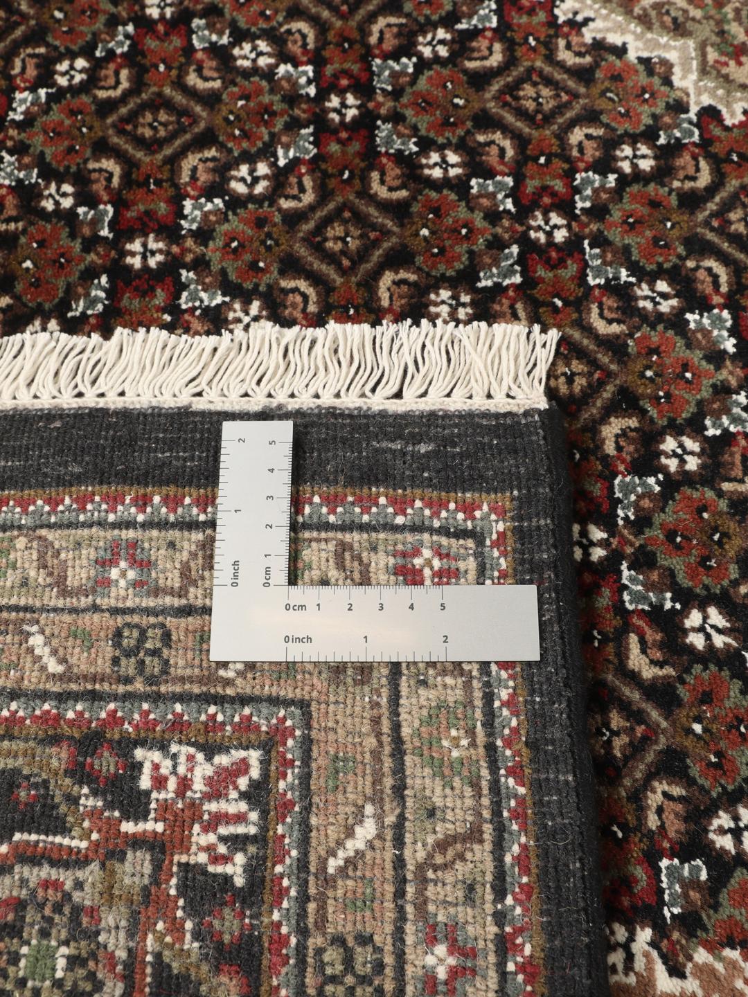 Ręcznie wiązany dywan Tabriz z Indii w odcieniach brązu i beżu.