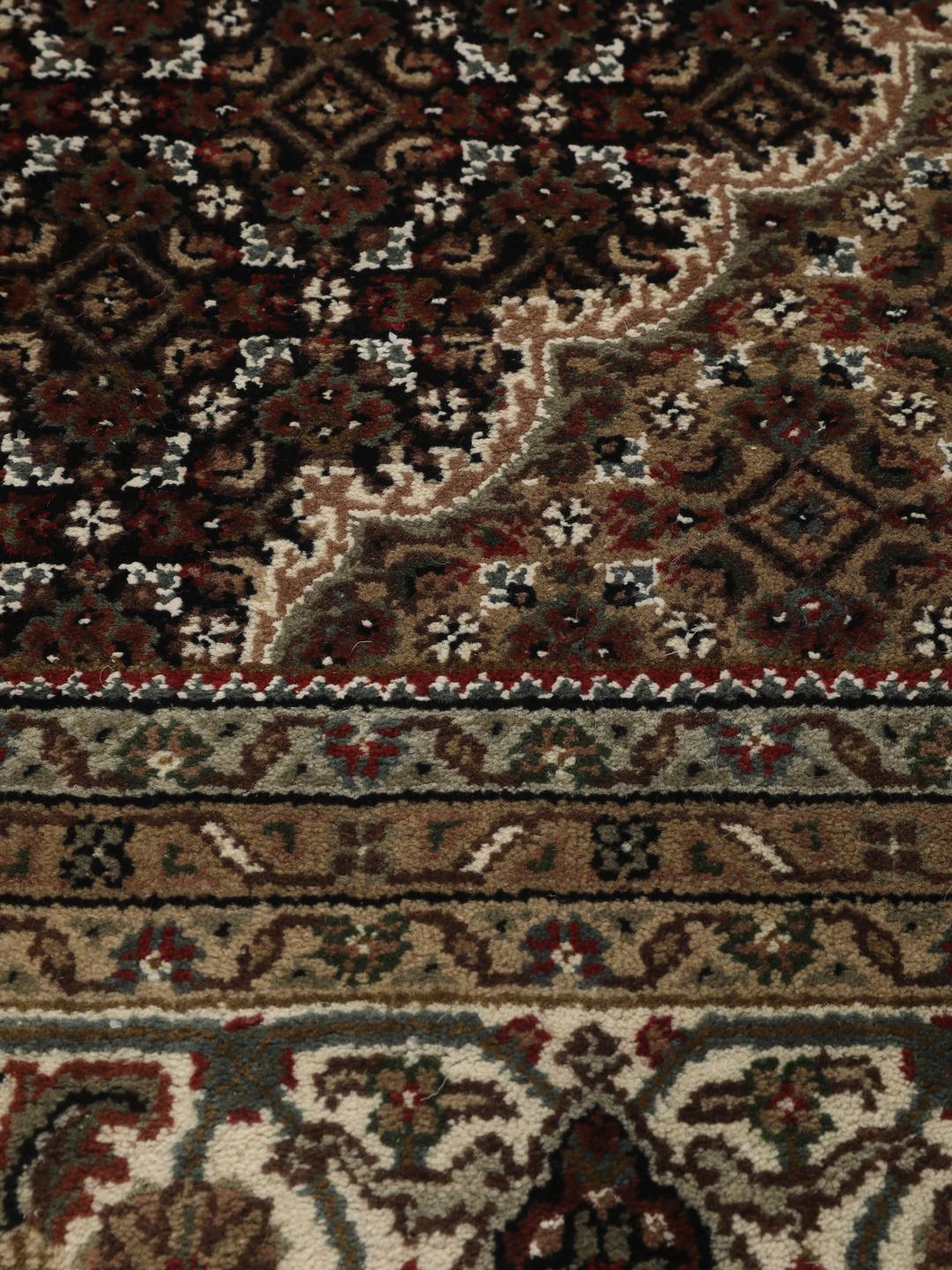 Dywan Tabriz z Indii w brązowych i beżowych odcieniach z centralnym medalionem
