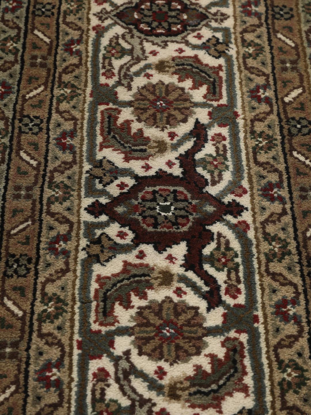 Dywan Tabriz z Indii w brązowych i beżowych odcieniach z centralnym medalionem