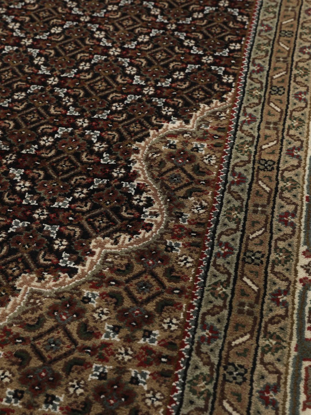 Dywan Tabriz z Indii w brązowych i beżowych odcieniach z centralnym medalionem
