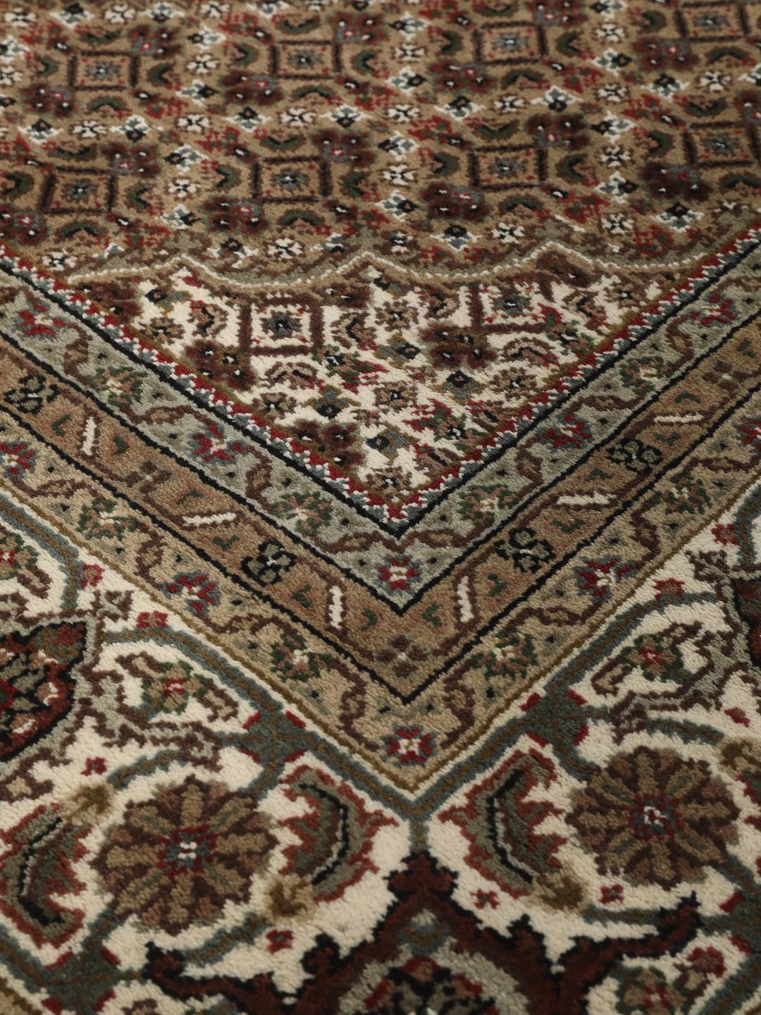 Dywan Tabriz z Indii w brązowych i beżowych odcieniach z centralnym medalionem