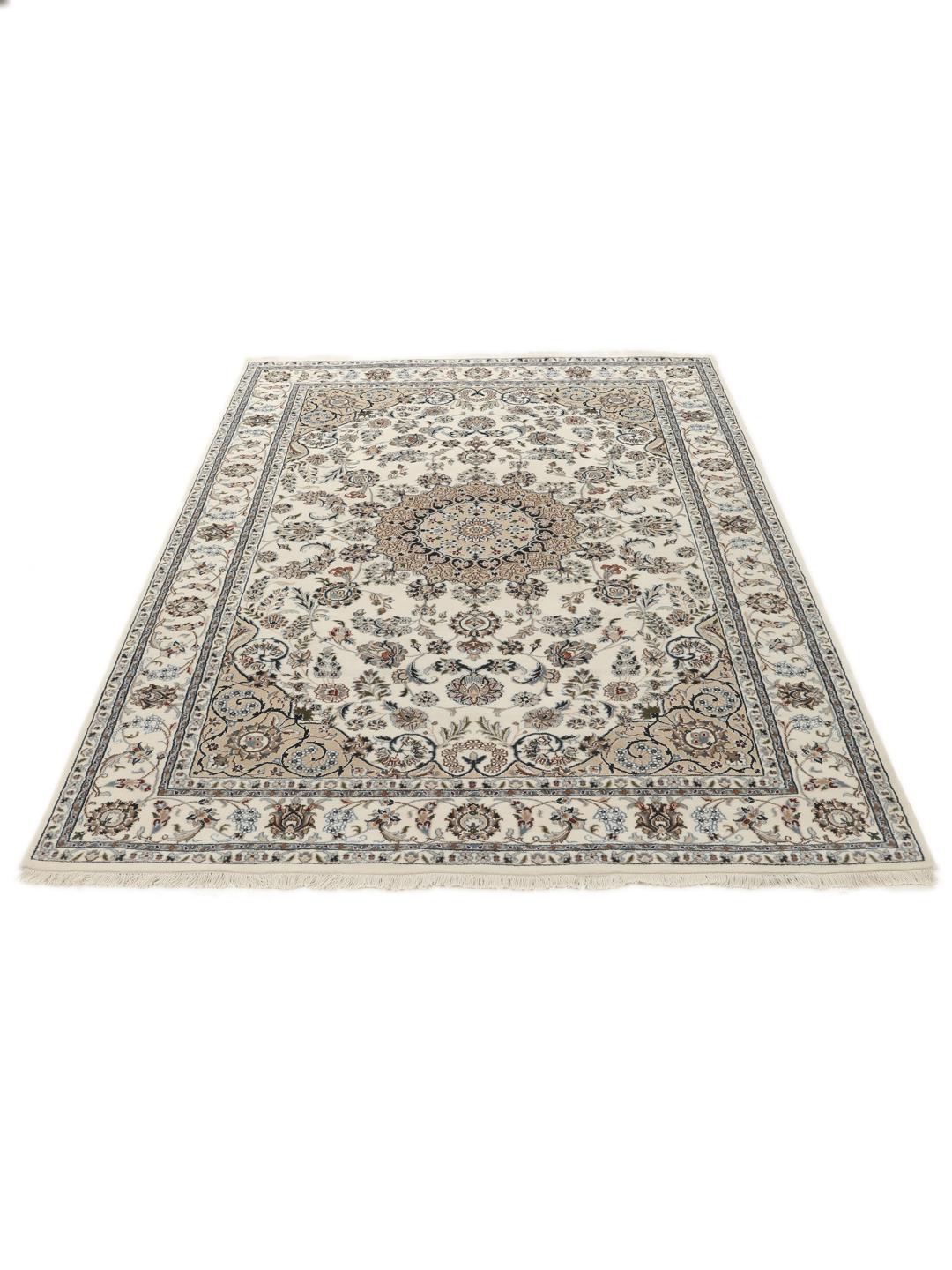 Tapis Nain Indo beige noué à la main avec des motifs floraux ornés