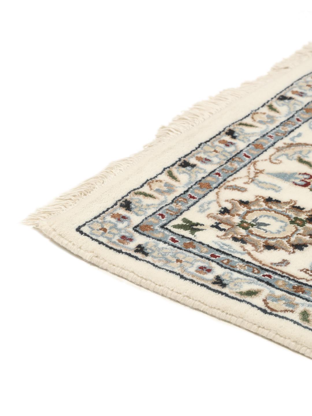 Tapis Nain Indo beige noué à la main avec des motifs floraux ornés