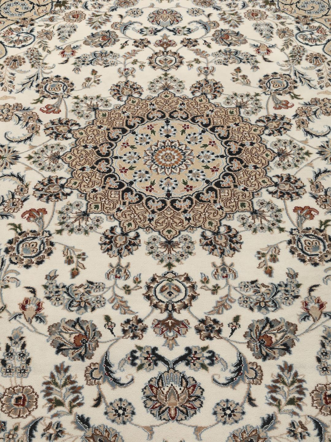Tapis Nain Indo beige noué à la main avec des motifs floraux ornés