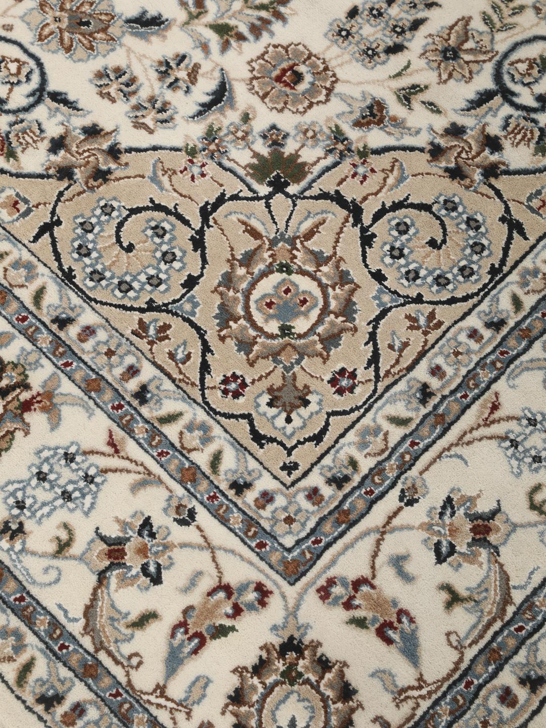 Tapis Nain Indo beige noué à la main avec des motifs floraux ornés