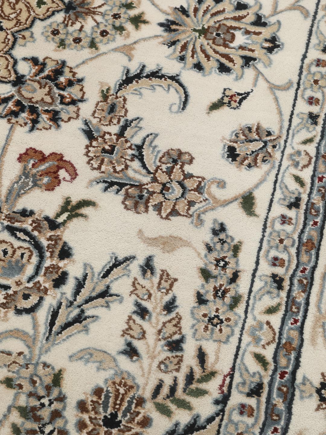 Tapis Nain Indo beige noué à la main avec des motifs floraux ornés