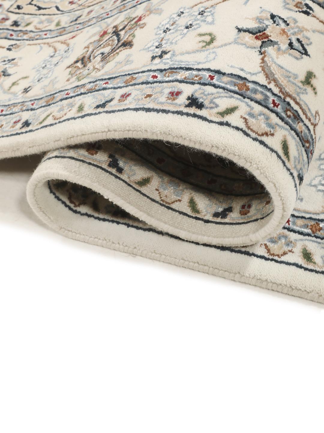 Tapis Nain Indo beige noué à la main avec des motifs floraux ornés