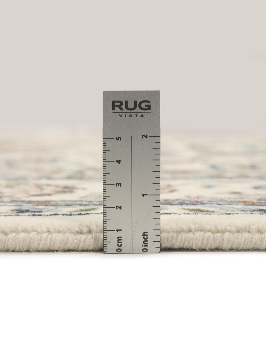 Tapis Nain Indo beige noué à la main avec des motifs floraux ornés