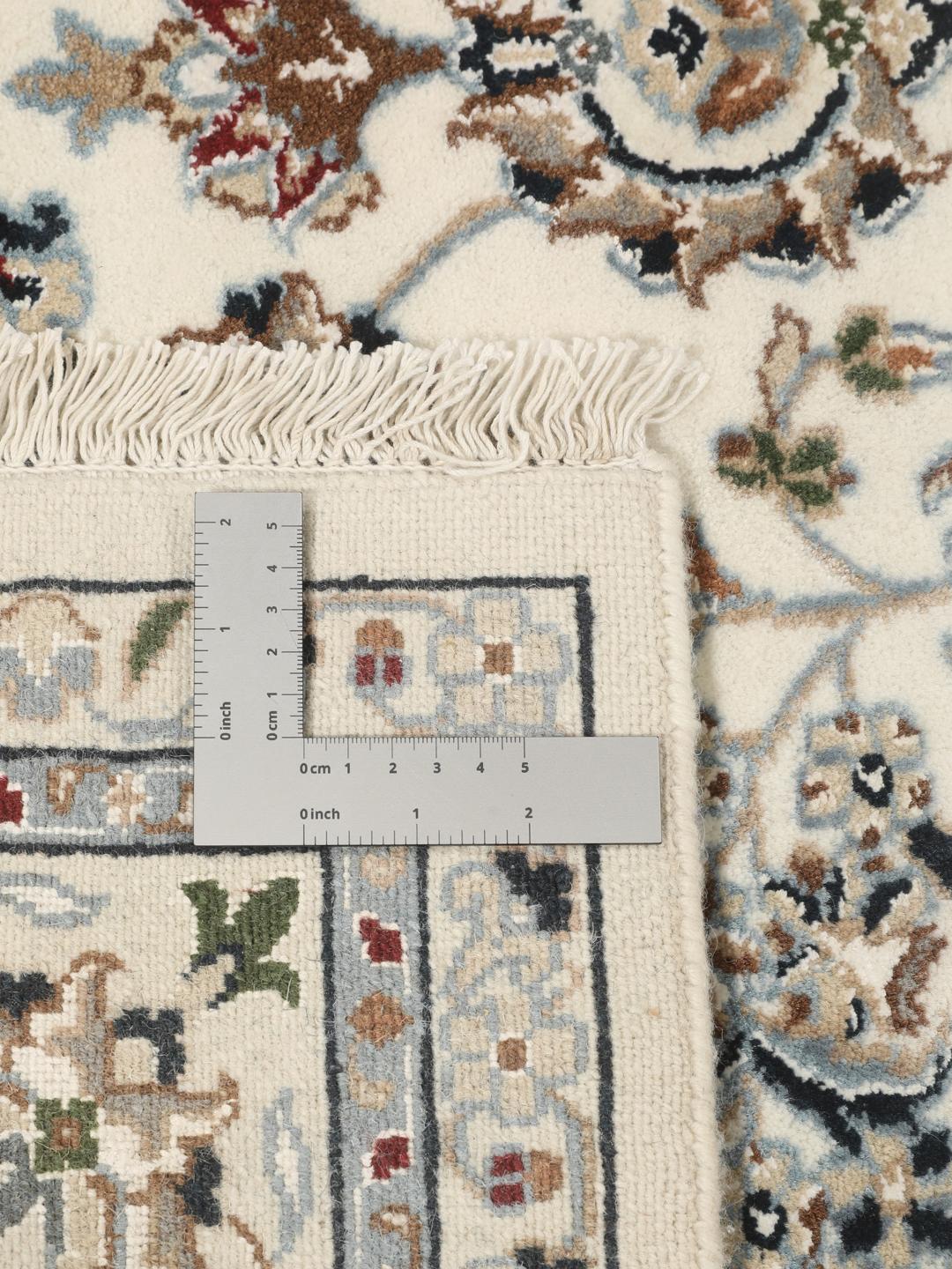 Tapis Nain Indo beige noué à la main avec des motifs floraux ornés