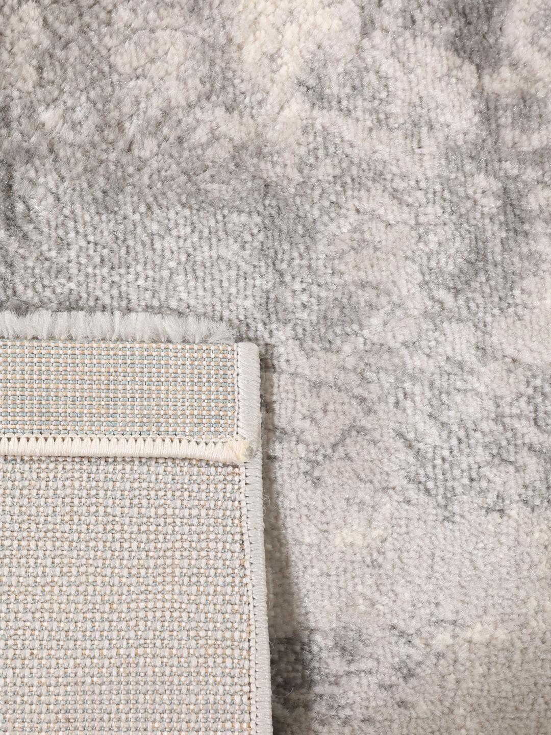 Gråt tæppe med et abstrakt design