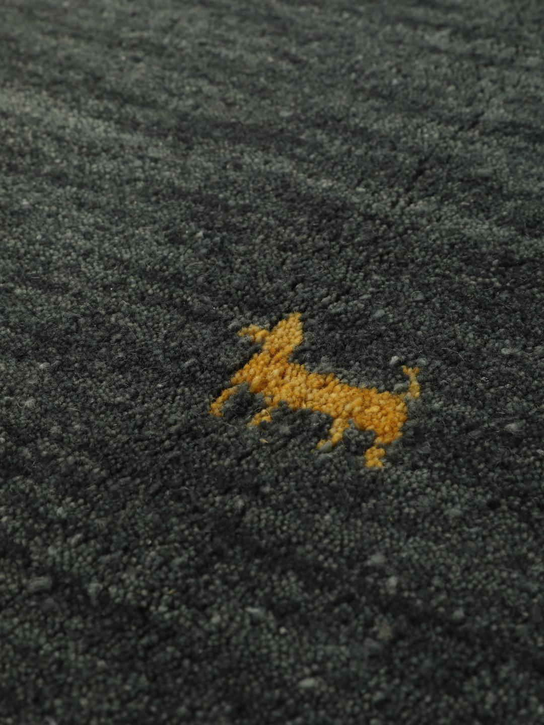 Rond vloerkleed met een donkergroene basis en gele diermotieven