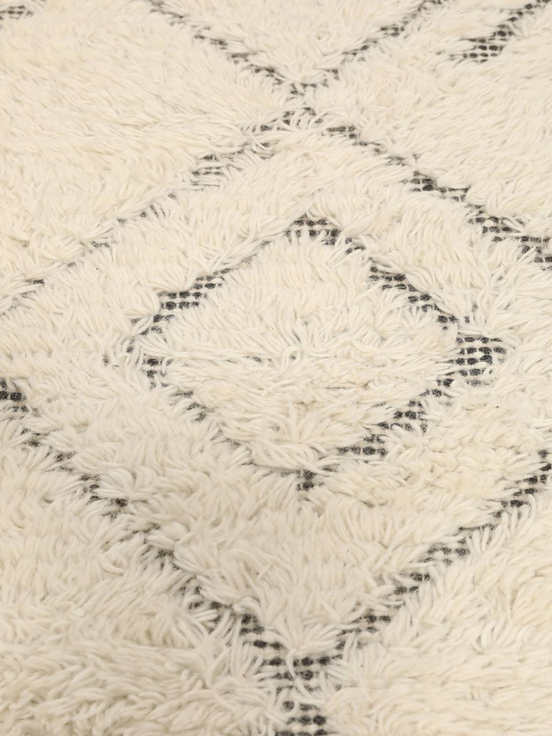 Beige vloerkleed met ruitpatronen en franjes