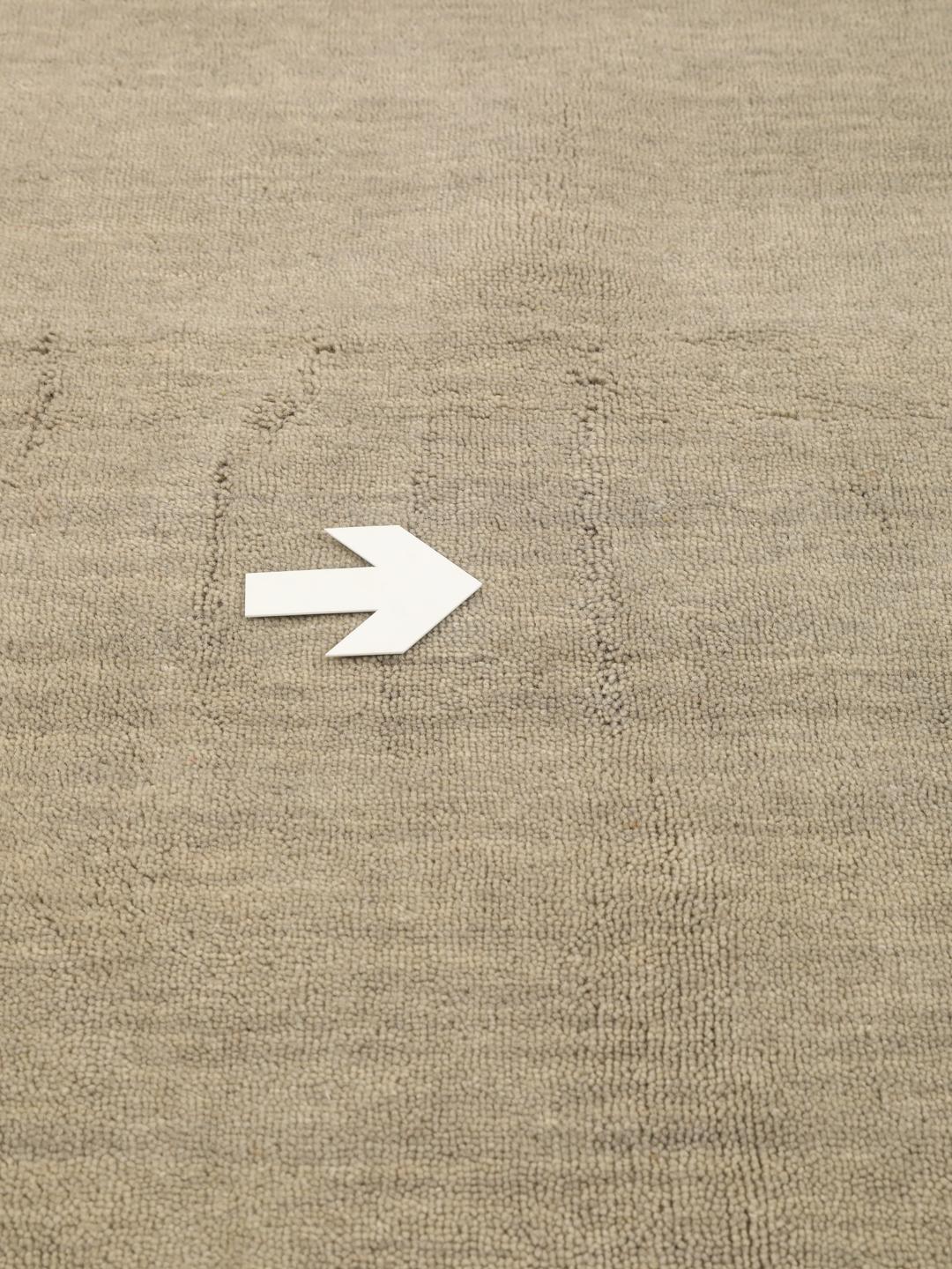 Rond beige handgeweven tapijt met een zachte textuur van wol
