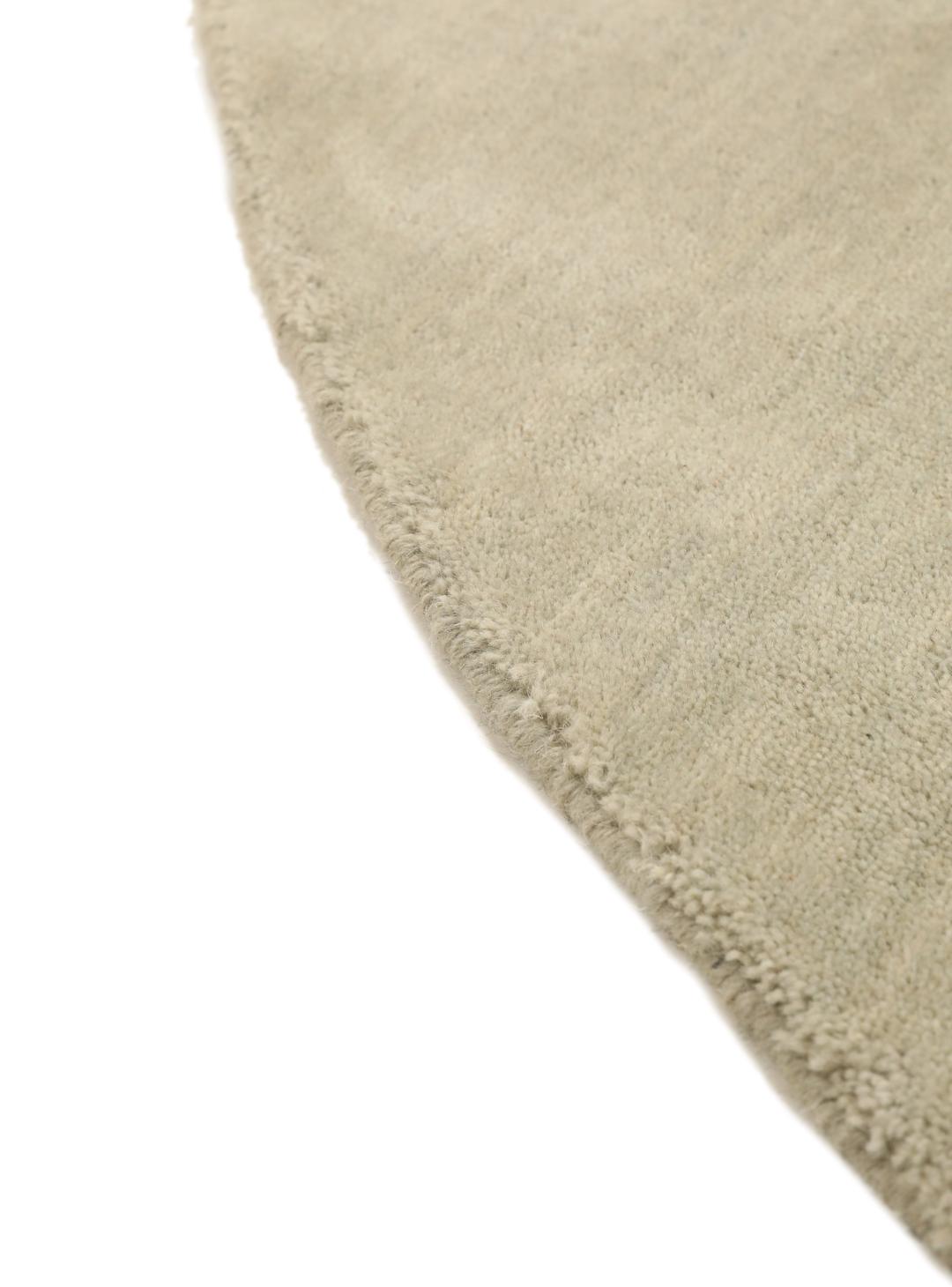 Rond beige tapijt met een zacht, minimalistisch oppervlak