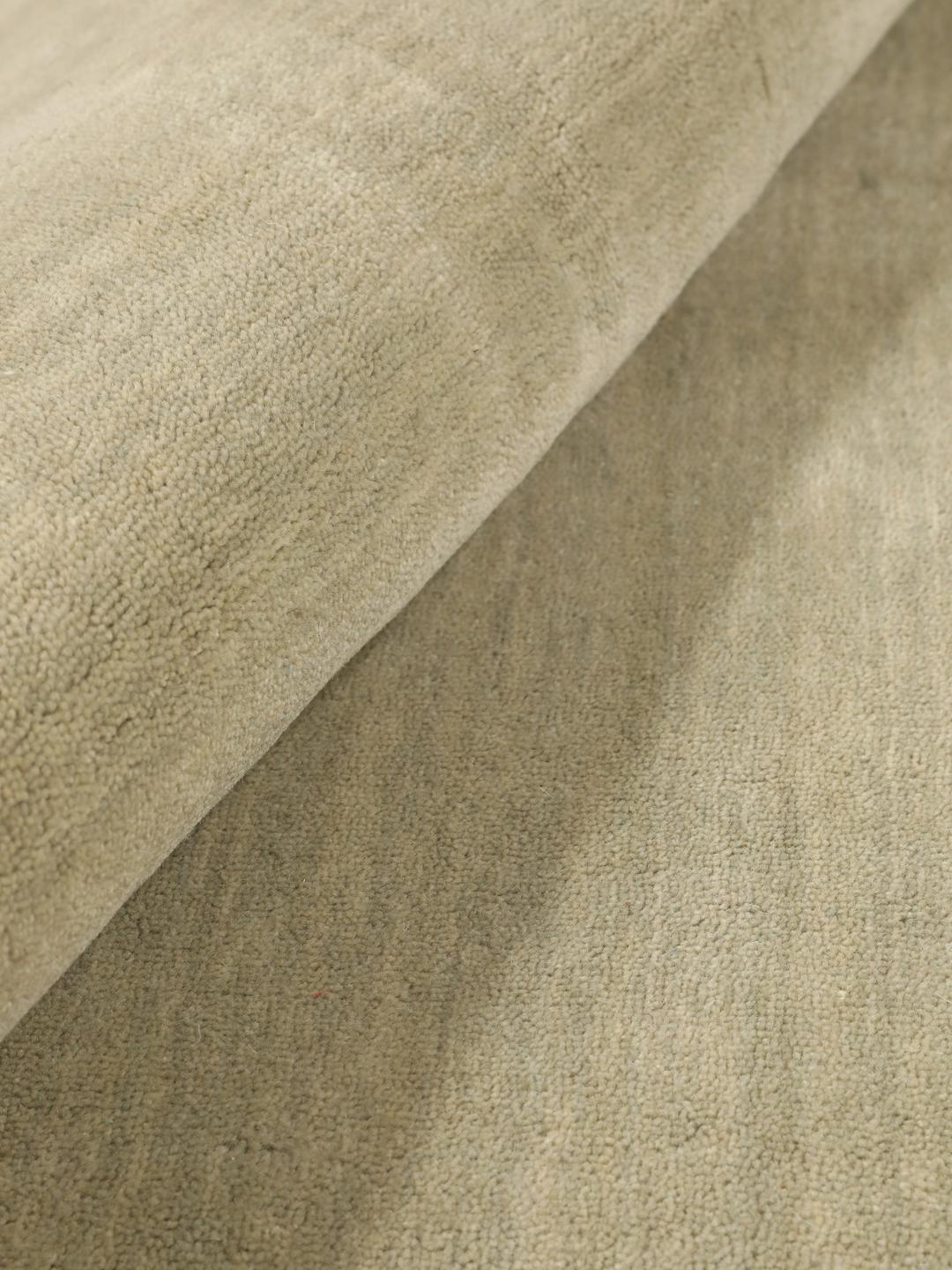 Rond beige tapijt met een zacht, minimalistisch oppervlak