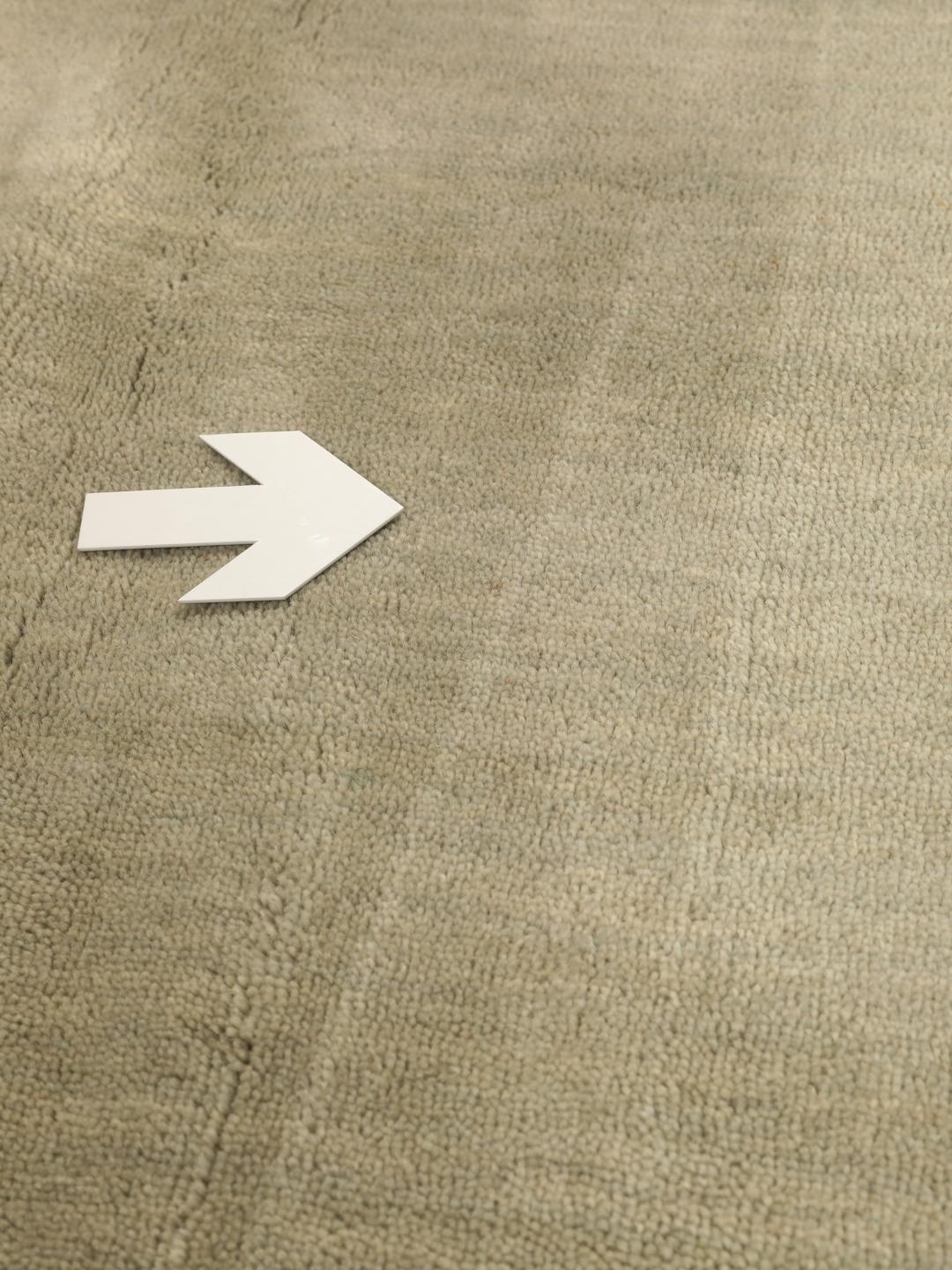 Rond beige tapijt met een zacht, minimalistisch oppervlak