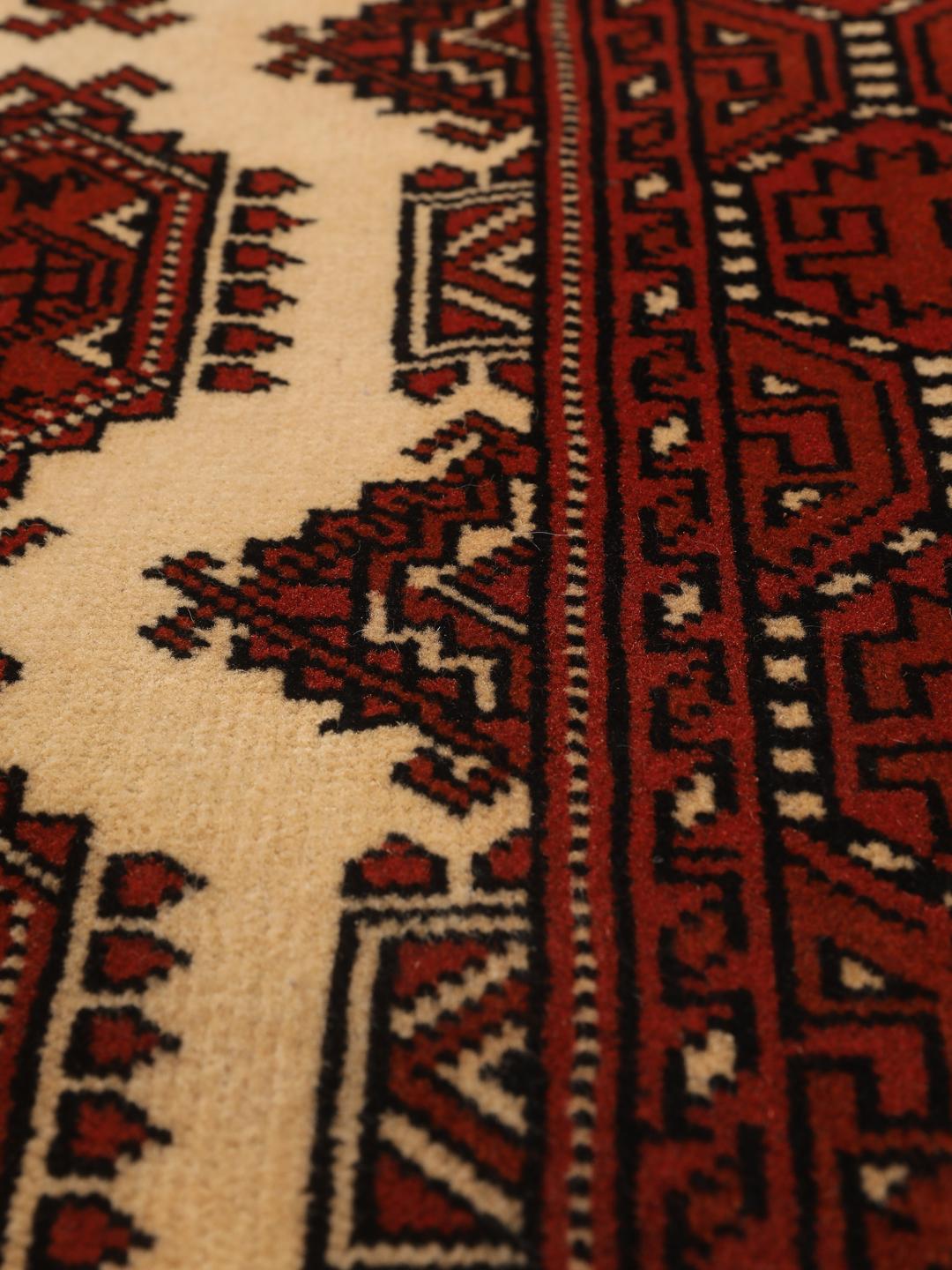 Handgeknoopt Turkaman wollen tapijt uit het Midden-Oosten in dieprode en beige tinten