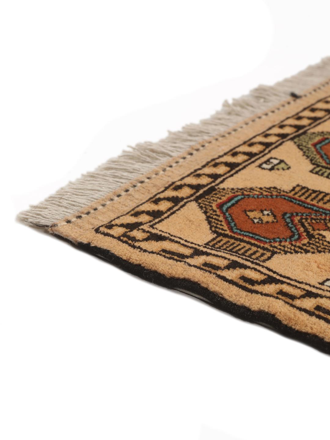 Handgeknoopt Turkaman tapijt uit het Midden-Oosten in bruine en rode tinten met geometrische patronen.