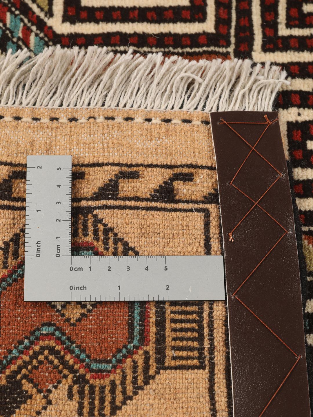 Handgeknoopt Turkaman tapijt uit het Midden-Oosten in bruine en rode tinten met geometrische patronen.