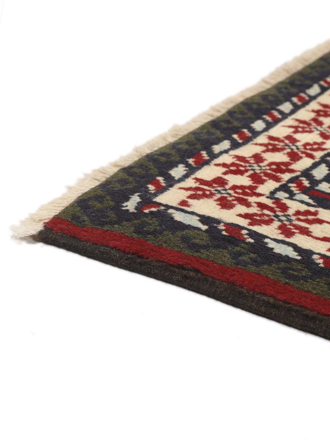Handgeknoopt tapijt uit het Midden-Oosten met geometrische motieven in donkerblauw en rood