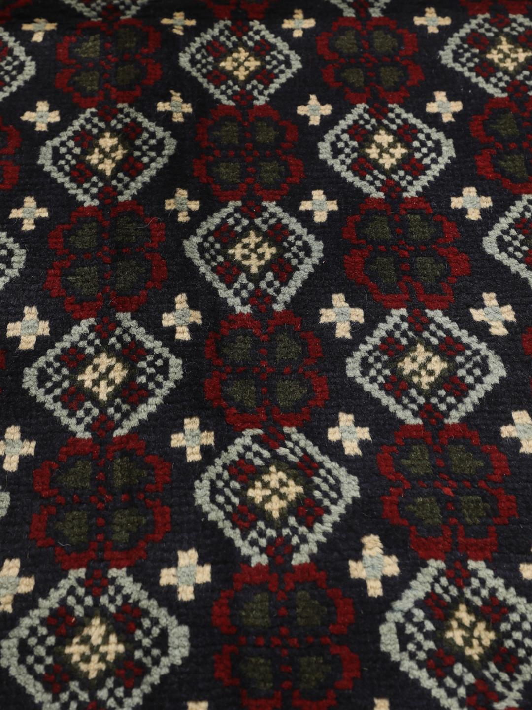 Handgeknoopt tapijt uit het Midden-Oosten met geometrische motieven in donkerblauw en rood