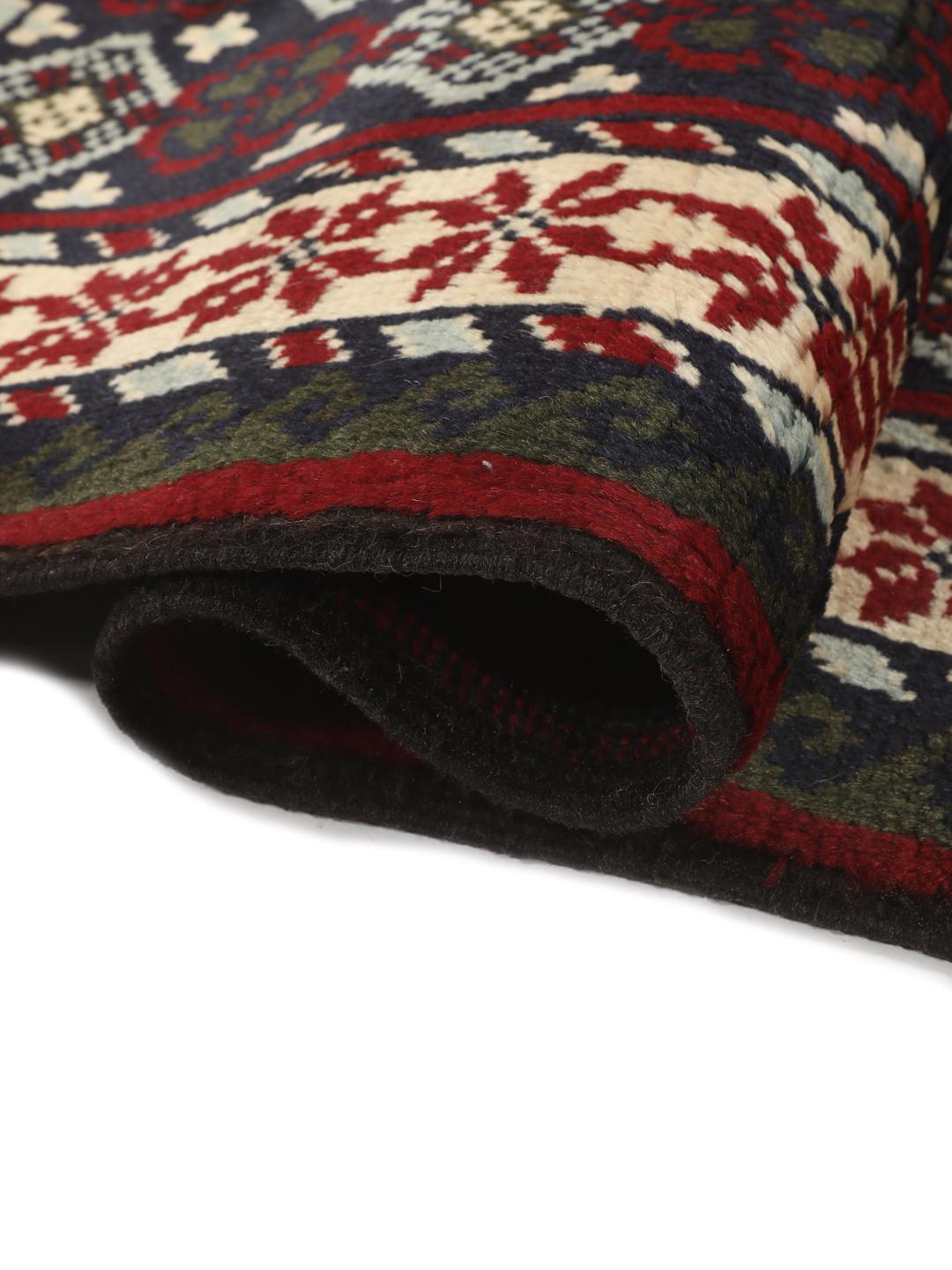 Handgeknoopt tapijt uit het Midden-Oosten met geometrische motieven in donkerblauw en rood
